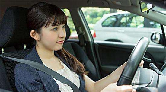 踩离合同时踩刹车熄火（新手常见错误）