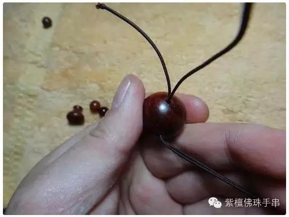 串珠手链怎么打结，佛珠手链打结（有了这个穿珠打结图解）