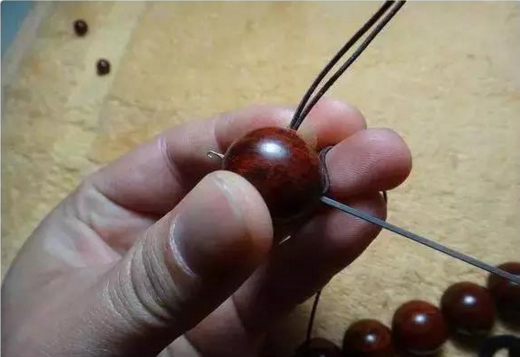 串珠手链怎么打结，佛珠手链打结（有了这个穿珠打结图解）