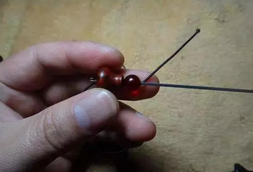 串珠手链怎么打结，佛珠手链打结（有了这个穿珠打结图解）