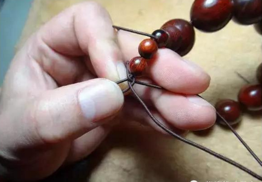 串珠手链怎么打结，佛珠手链打结（有了这个穿珠打结图解）