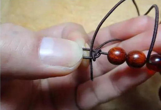 串珠手链怎么打结，佛珠手链打结（有了这个穿珠打结图解）