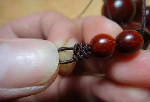串珠手链怎么打结，佛珠手链打结（有了这个穿珠打结图解）