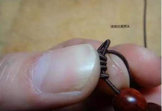 串珠手链怎么打结，佛珠手链打结（有了这个穿珠打结图解）