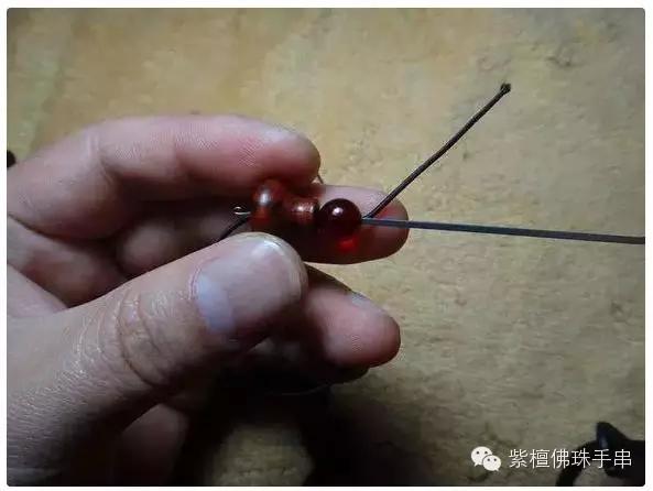 串珠手链怎么打结，佛珠手链打结（有了这个穿珠打结图解）