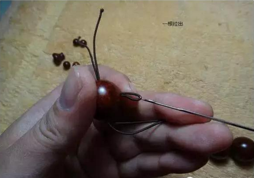 串珠手链怎么打结，佛珠手链打结（有了这个穿珠打结图解）