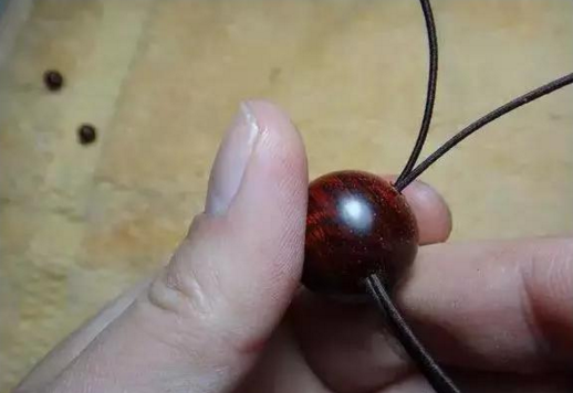 串珠手链怎么打结，佛珠手链打结（有了这个穿珠打结图解）