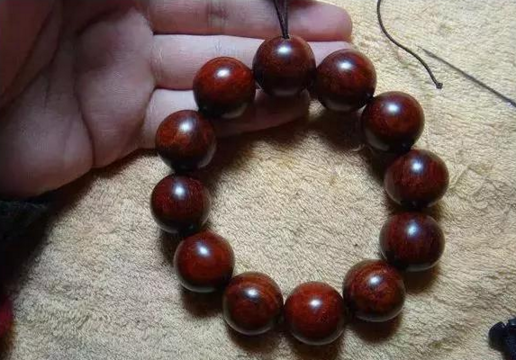 串珠手链怎么打结，佛珠手链打结（有了这个穿珠打结图解）