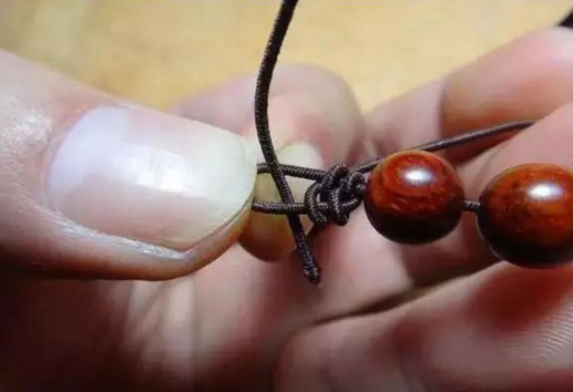 串珠手链怎么打结，佛珠手链打结（有了这个穿珠打结图解）