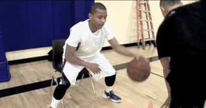 篮球快攻中如何运球，快攻怎么运球（技术解析单侧左右变向过人）