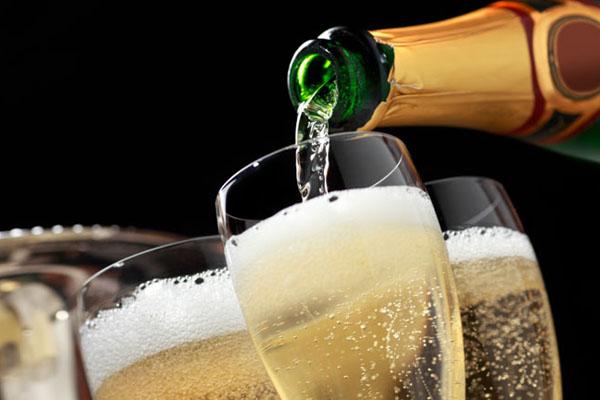 香槟是什么，粉红色的香槟是什么（什么样的香槟才算是好香槟）