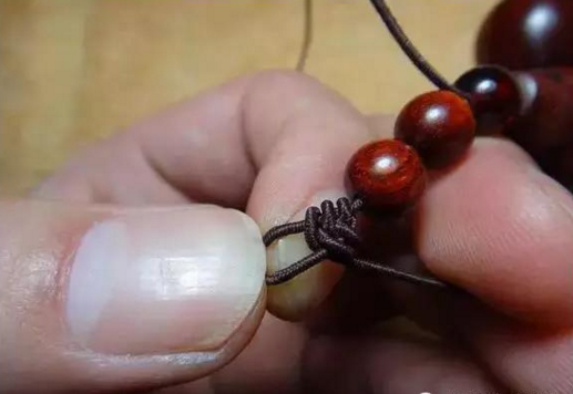 串珠手链怎么打结，佛珠手链打结（有了这个穿珠打结图解）