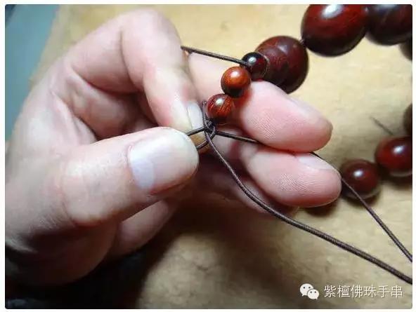 串珠手链怎么打结，佛珠手链打结（有了这个穿珠打结图解）