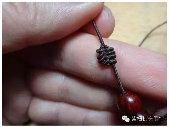 串珠手链怎么打结，佛珠手链打结（有了这个穿珠打结图解）