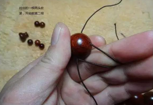 串珠手链怎么打结，佛珠手链打结（有了这个穿珠打结图解）