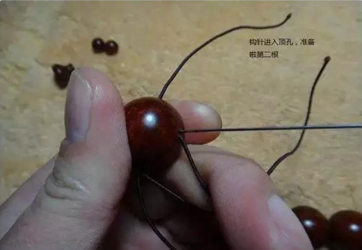 串珠手链怎么打结，佛珠手链打结（有了这个穿珠打结图解）