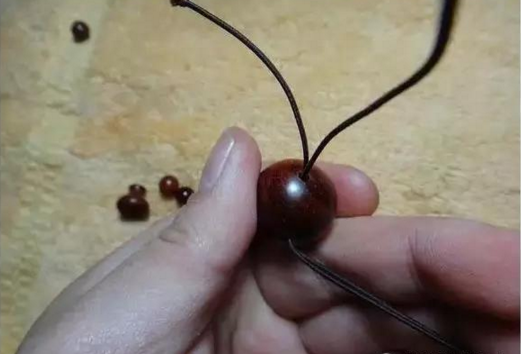 串珠手链怎么打结，佛珠手链打结（有了这个穿珠打结图解）