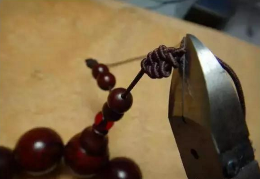 串珠手链怎么打结，佛珠手链打结（有了这个穿珠打结图解）