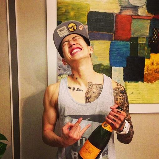 与同样喜欢纹身的权志龙也是圈内好友权志龙bigbang队长权志龙,出道