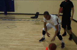 篮球快攻中如何运球，快攻怎么运球（技术解析单侧左右变向过人）