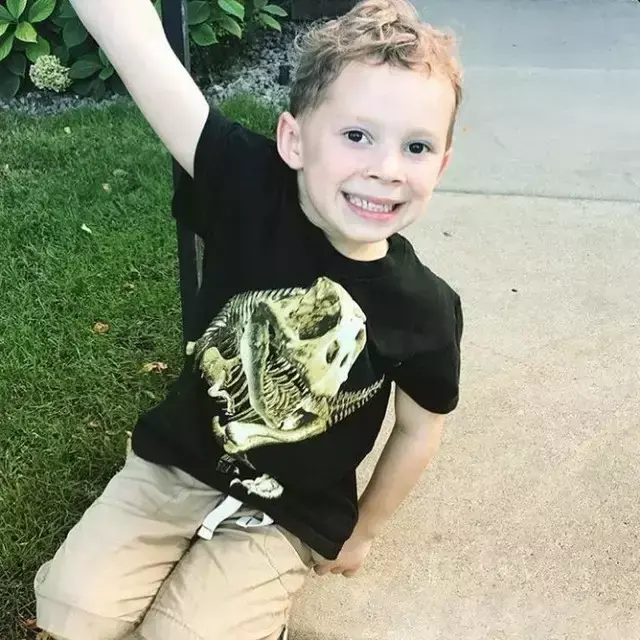 假笑女孩，微信头像，假笑女孩（这个表情包男孩以假笑出名）