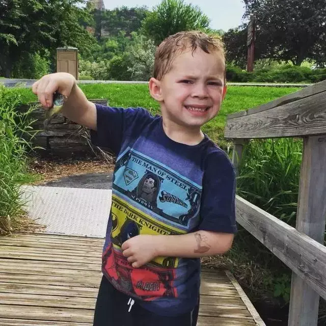 假笑女孩，微信头像，假笑女孩（这个表情包男孩以假笑出名）