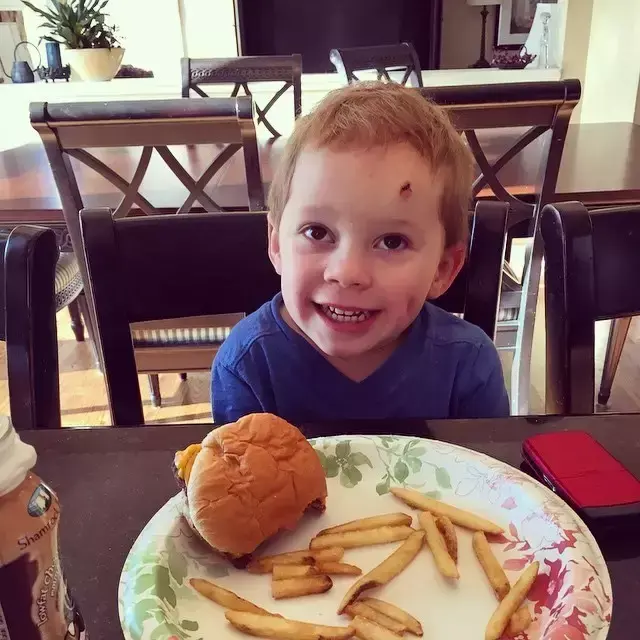 假笑女孩，微信头像，假笑女孩（这个表情包男孩以假笑出名）