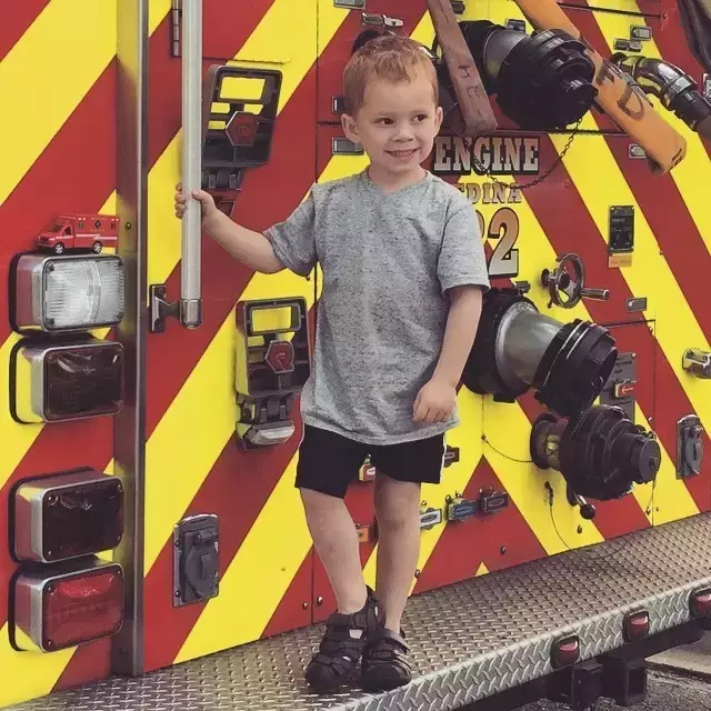 假笑女孩，微信头像，假笑女孩（这个表情包男孩以假笑出名）