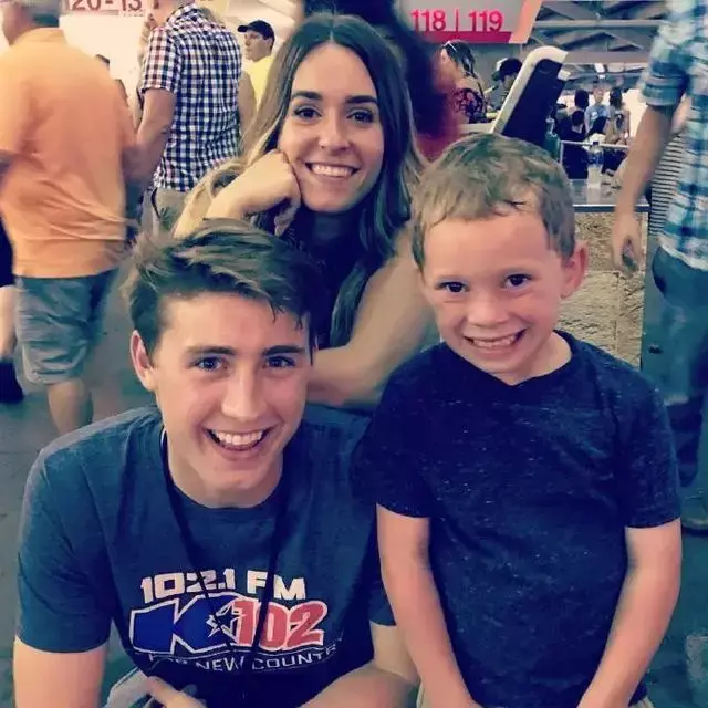 假笑女孩，微信头像，假笑女孩（这个表情包男孩以假笑出名）