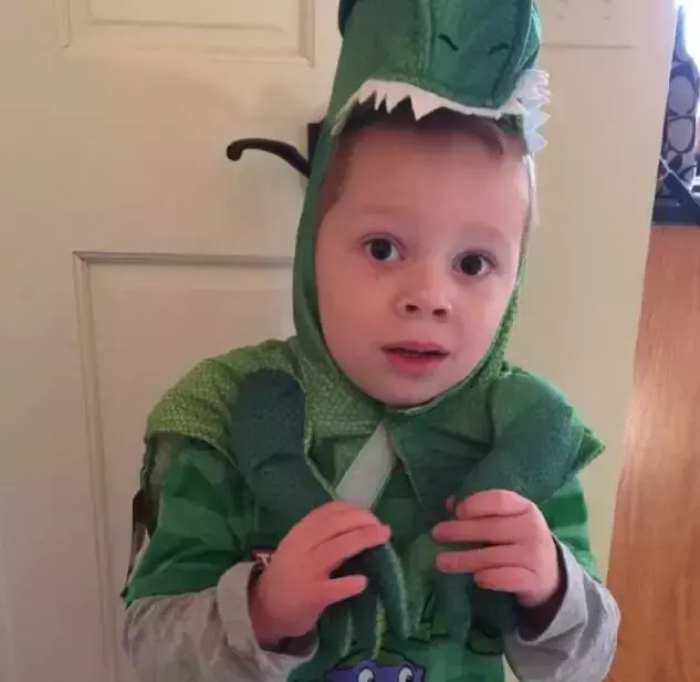 假笑女孩，微信头像，假笑女孩（这个表情包男孩以假笑出名）