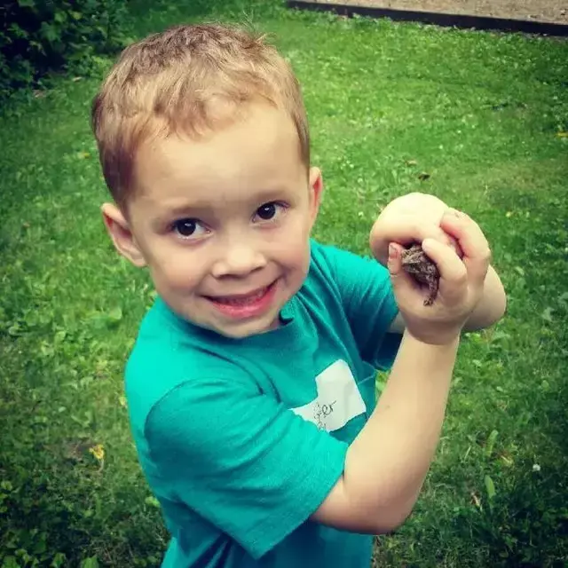 假笑女孩，微信头像，假笑女孩（这个表情包男孩以假笑出名）