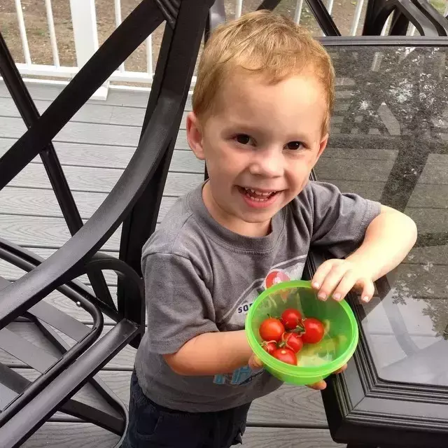 假笑女孩，微信头像，假笑女孩（这个表情包男孩以假笑出名）