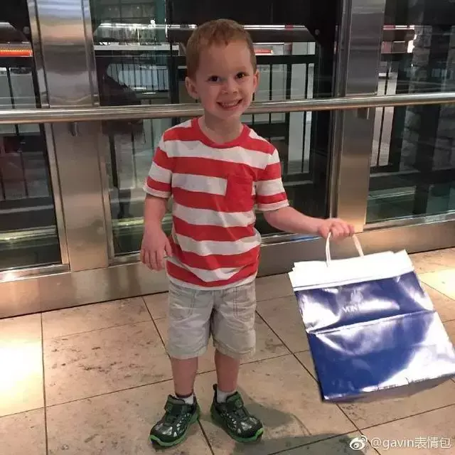 假笑女孩，微信头像，假笑女孩（这个表情包男孩以假笑出名）