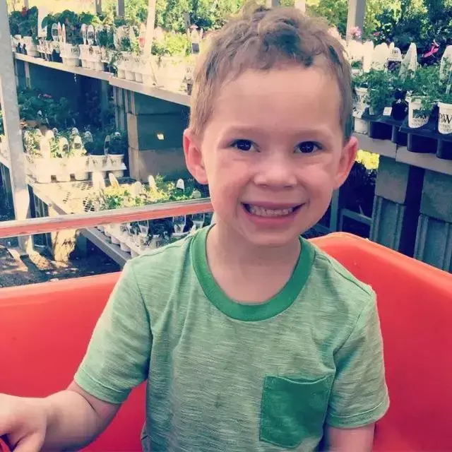 假笑女孩，微信头像，假笑女孩（这个表情包男孩以假笑出名）