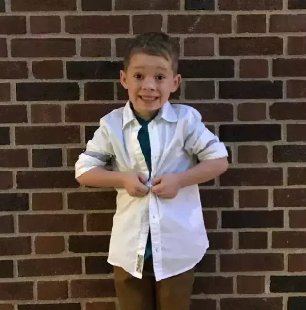 假笑女孩，微信头像，假笑女孩（这个表情包男孩以假笑出名）