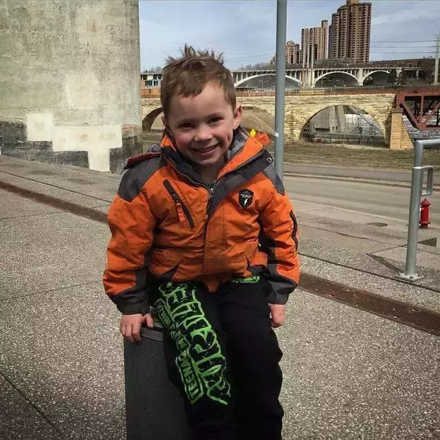 假笑女孩，微信头像，假笑女孩（这个表情包男孩以假笑出名）