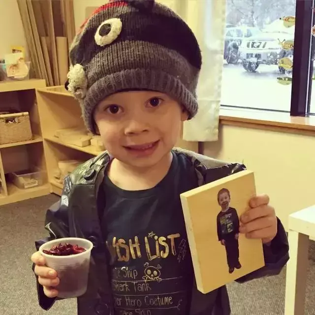 假笑女孩，微信头像，假笑女孩（这个表情包男孩以假笑出名）