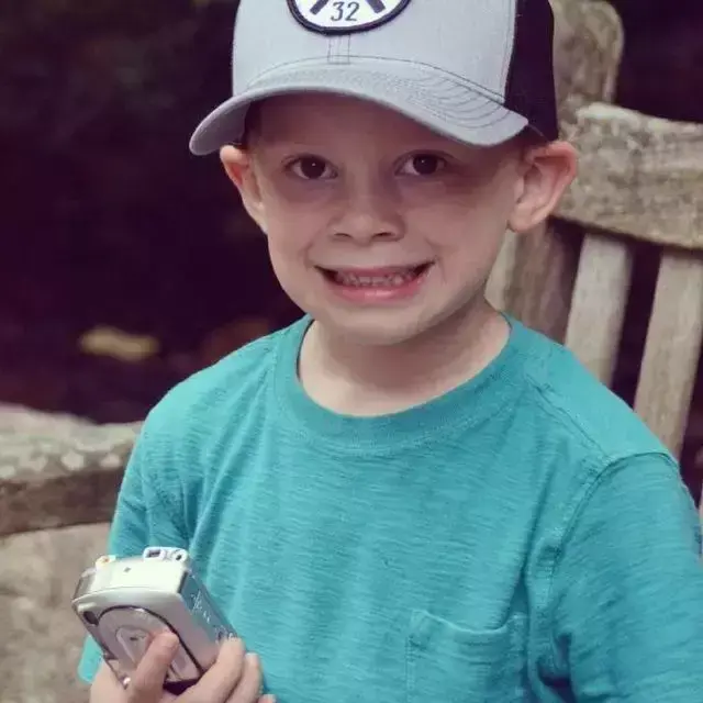 假笑女孩，微信头像，假笑女孩（这个表情包男孩以假笑出名）