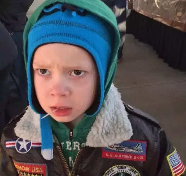 假笑女孩，微信头像，假笑女孩（这个表情包男孩以假笑出名）