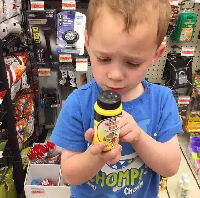 假笑女孩，微信头像，假笑女孩（这个表情包男孩以假笑出名）