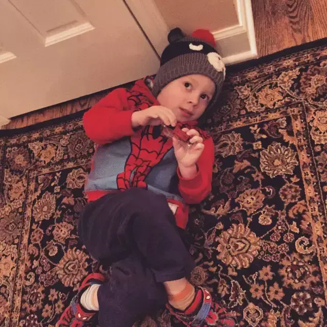 假笑女孩，微信头像，假笑女孩（这个表情包男孩以假笑出名）