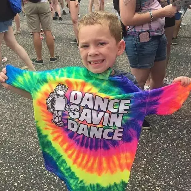 假笑女孩，微信头像，假笑女孩（这个表情包男孩以假笑出名）