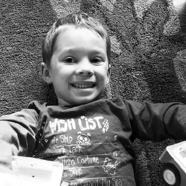 假笑女孩，微信头像，假笑女孩（这个表情包男孩以假笑出名）