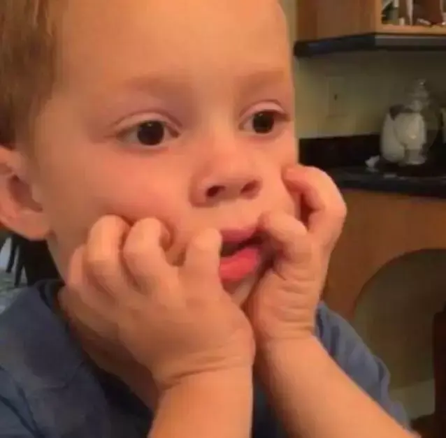 假笑女孩，微信头像，假笑女孩（这个表情包男孩以假笑出名）