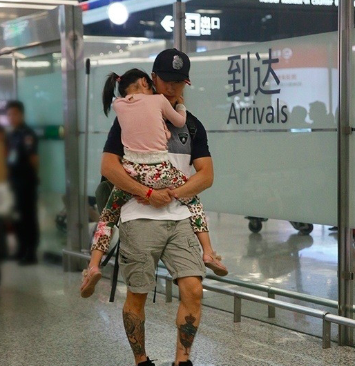 吴尊带女儿现身机场男神真的帅，指路被解读成怒指镜头
