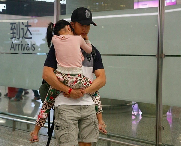 吴尊带女儿现身机场男神真的帅，指路被解读成怒指镜头