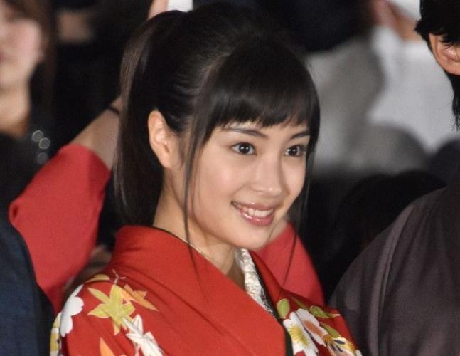 《花牌情缘》首映见面会 广濑铃,真剑佑和服现身