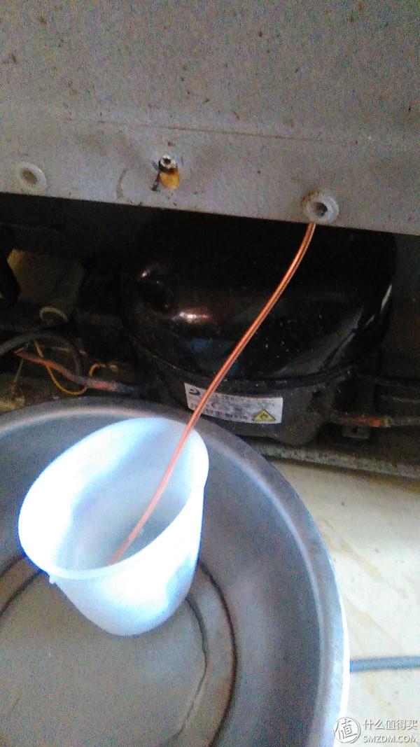 冰箱积水怎么处理，冰箱冷藏室有水（2种冰箱冷藏室积水的泄水管疏通方法）