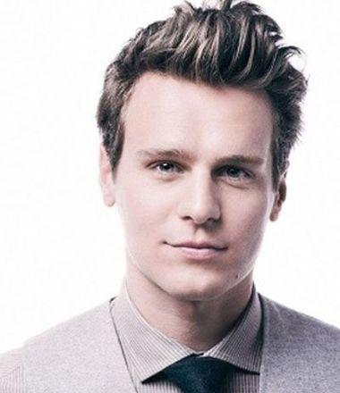 国字脸适合的发型，高中生国字脸适合什么发型（国字脸男人剪什么样的短发帅气）