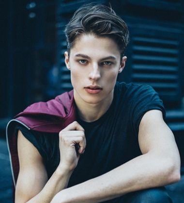 国字脸适合的发型，高中生国字脸适合什么发型（国字脸男人剪什么样的短发帅气）